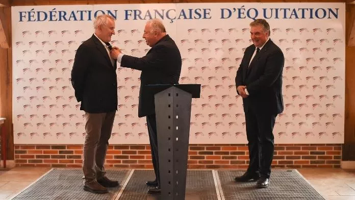 Gérard Larcher honore Serge Lecomte, président de la FFE