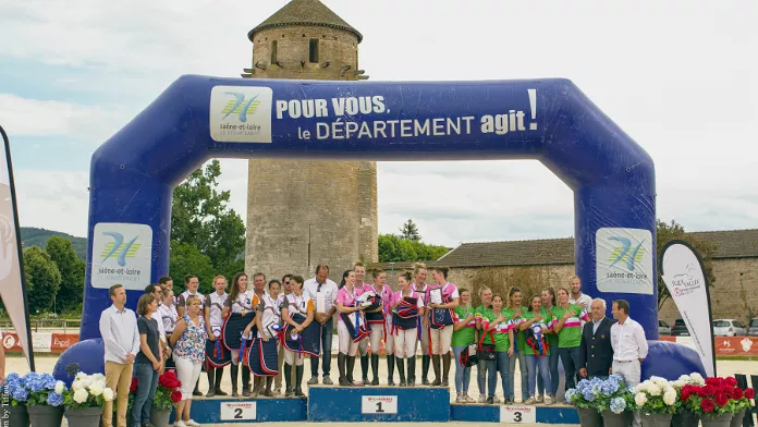 Podium Pro Elite championnat de France féminin horse-ball Cluny 2022