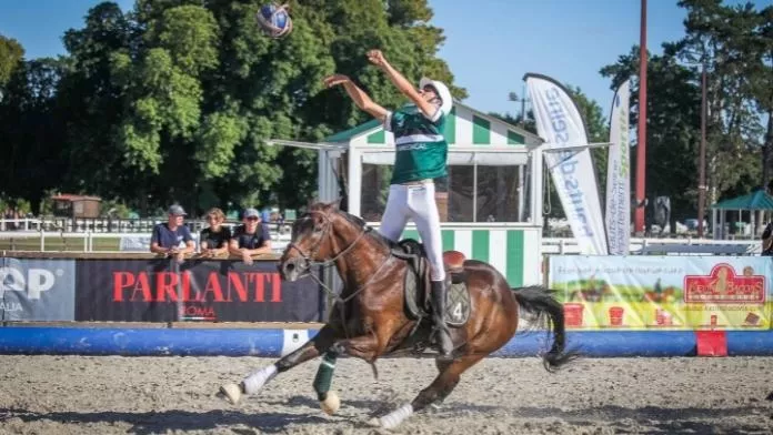 Nicolas LLINARES pour l'équipe de Loire sur Rhône en vert sur AVRIL GUEULATIS horse-ball